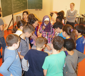 Mit viel Energie sind die Teilnehmer der Schüleruni bei der Sache. Foto: Freie Universität Berlin