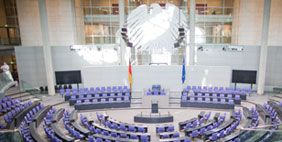 Wer wird hier einziehen? Wenn statt CDU und SPD nach der Wahl Bayernpartei und PBC im Bundestag säßen, könnten wir uns auf einiges gefasst machen. Foto: dpa/Michael Kappeler