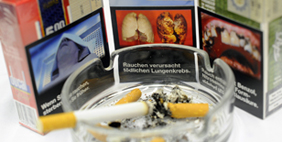 was werden diese schönen bilder wohl bei ihrer Zielgruppe, den jugendlichen rauchern, bewirken? eine prognose: Sie könnten Sammelobjekte werden. Foto: DPA/Jonas Güttler
