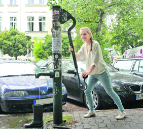 Nicht aus allen Berliner Pumpen kann man das Wasser trinken. Wer in der Hitze der vergangenen Tage allerdings aus Versehen das falsche Schuhwerk angezogen hat, kann sich auch auf anderem Wege zu einer Abkühlung verhelfen. Foto: Raufeld