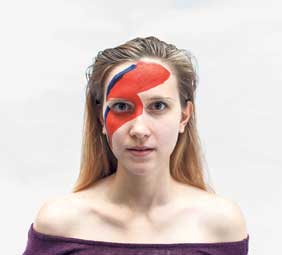 David Bowie ist vor allem eins: unverwechselbar. Jugendreporterin Laura schafft es dennoch, sich ihrem Vorbild optisch stark anzunähern. Foto: Raufeld/ Gerd Metzner