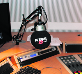 Das Jugendwort Moeff ist im Studio des Radiosenders 98.8 Kiss FM entstanden. Nun steht es in einem Wörterbuch. Foto: Nura El Maghraby, Montage: Raufeld