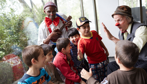 Mit ihrem Politprojekt „Rote Nasen besuchen Asylbewerber“ will der Verein geflohenen Kindern und Jugendlichen dabei helfen, ihre Erlebnisse zu verarbeiten und neue Hoffnung zu schöpfen. Foto: Gregor Zielke