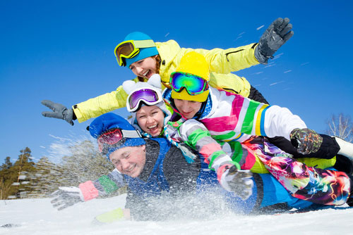 Winterzeit ist Pistenzeit! Vor dem Skiurlaub sollte man sich über die passende Versicherung Gedanken machen. Foto: YANLEV/FOTOLIA
