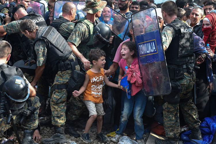 Das Unicef-Foto des Jahres 2015 zeigt zwei Flüchtlingskinder an der griechisch-mazedonischen Grenze. Foto: GEORGI LICOVSKI/EPA