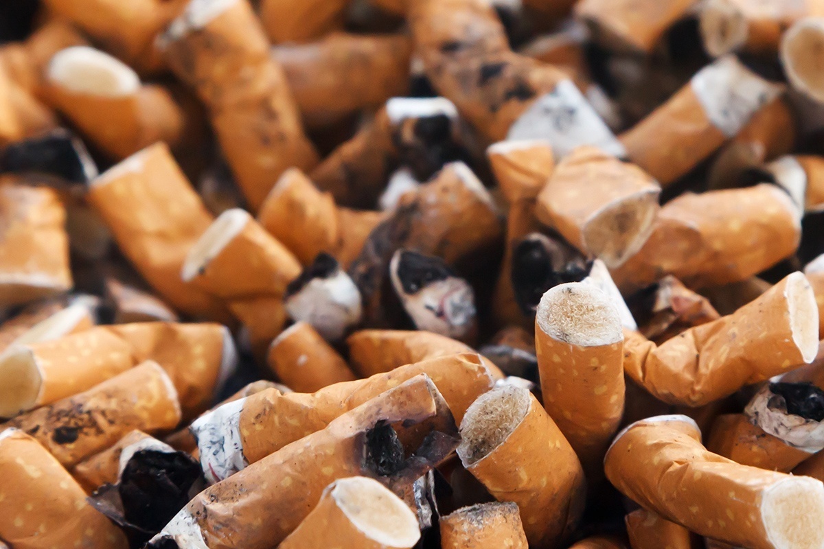 Nahaufnahme eines Aschenbechers voller ausgedrückter Zigaretten