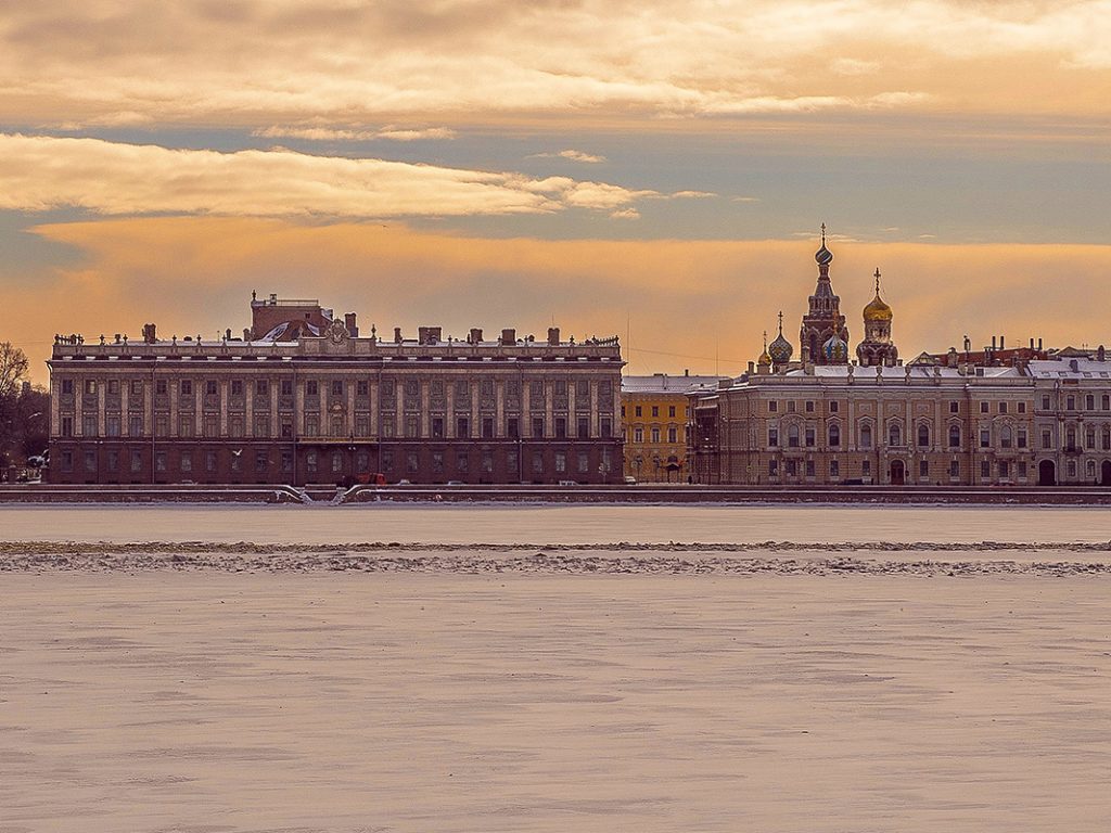 St. Petersburg vom Wasser gesehen