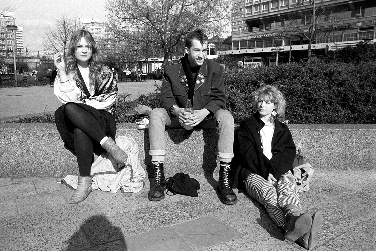 Ein Punk hängt mit zwei Freundinnen im Frühjahr 1984 vor den Rathauspassagen in Berlin ab.