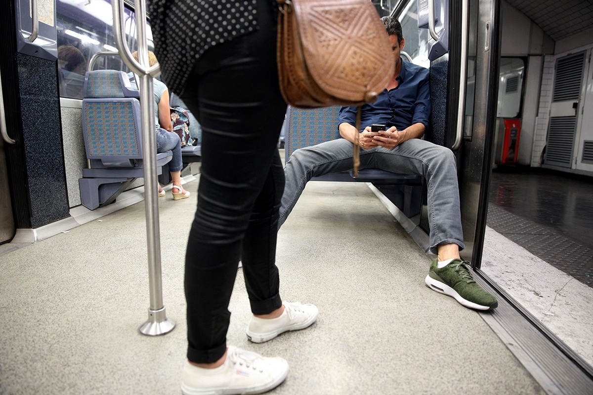 Ein Mann fühlt sich etwas zu privilegiert und belegt gleich zwei Sitzplätze in der U-Bahn