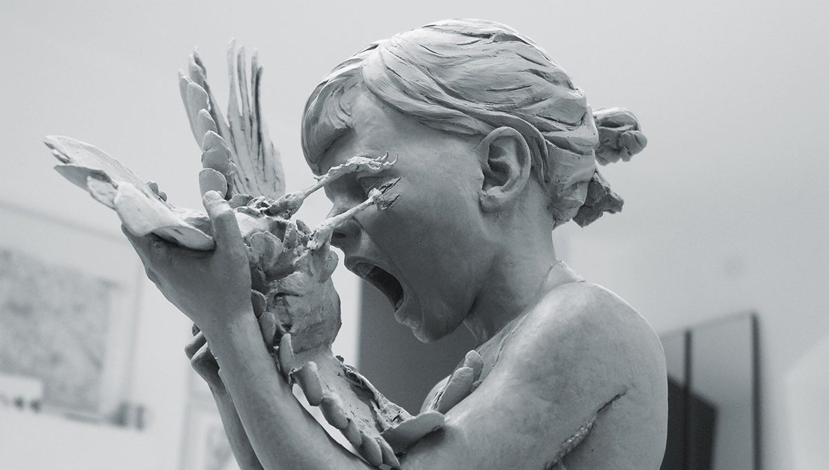 Eine Frau ist kurz davor in eine Taube zu beißen. Skulptur "Trau, Schau, Wem" (2011) von Kristin Kolb