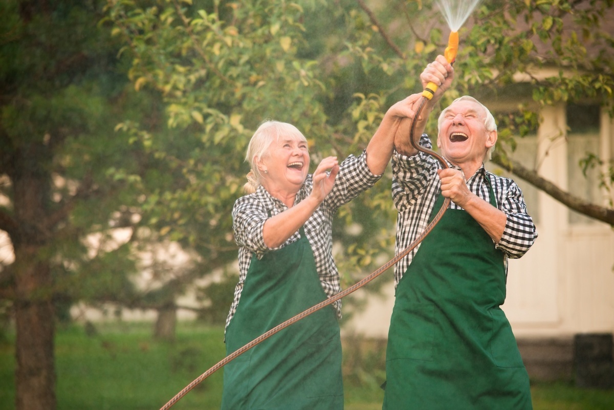 Rentnerpaar hat Spaß im Partnerlook