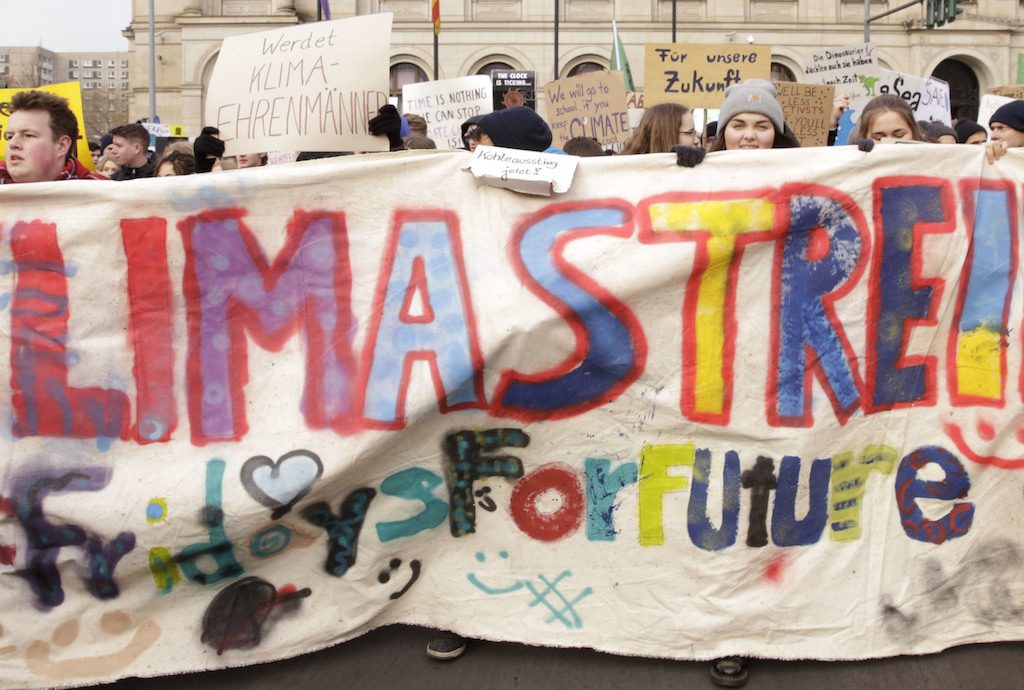 Schüler mit riesigem Plakat auf Klima-Demo in Berlin