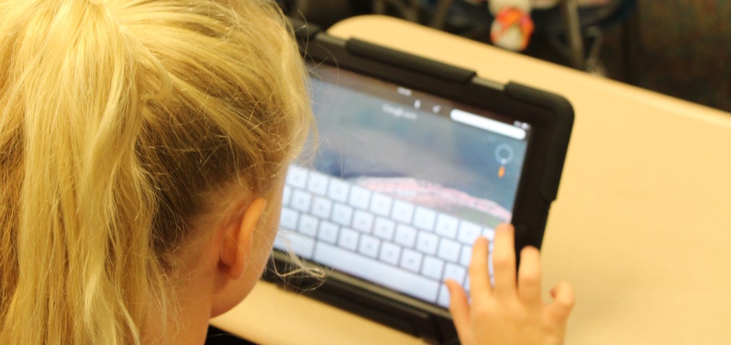 Schülerin, die ein iPad zu Lernzwecken benutzt.