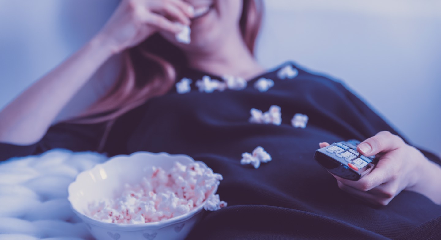 Mädchen beim Popcornessen