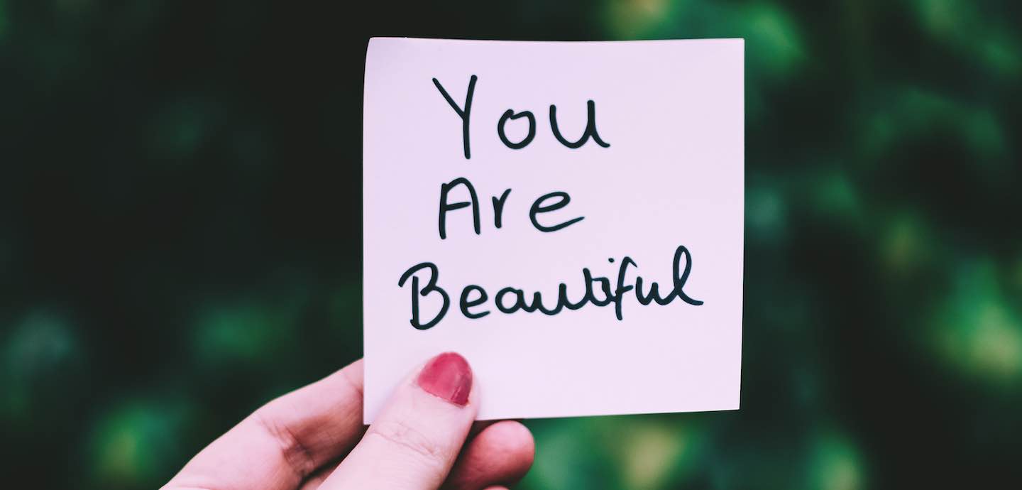 Selbstliebe: Sich selbst sagen, dass man schön ist.