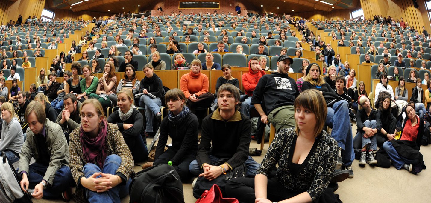 Studenten in überfülltem Hörsaal