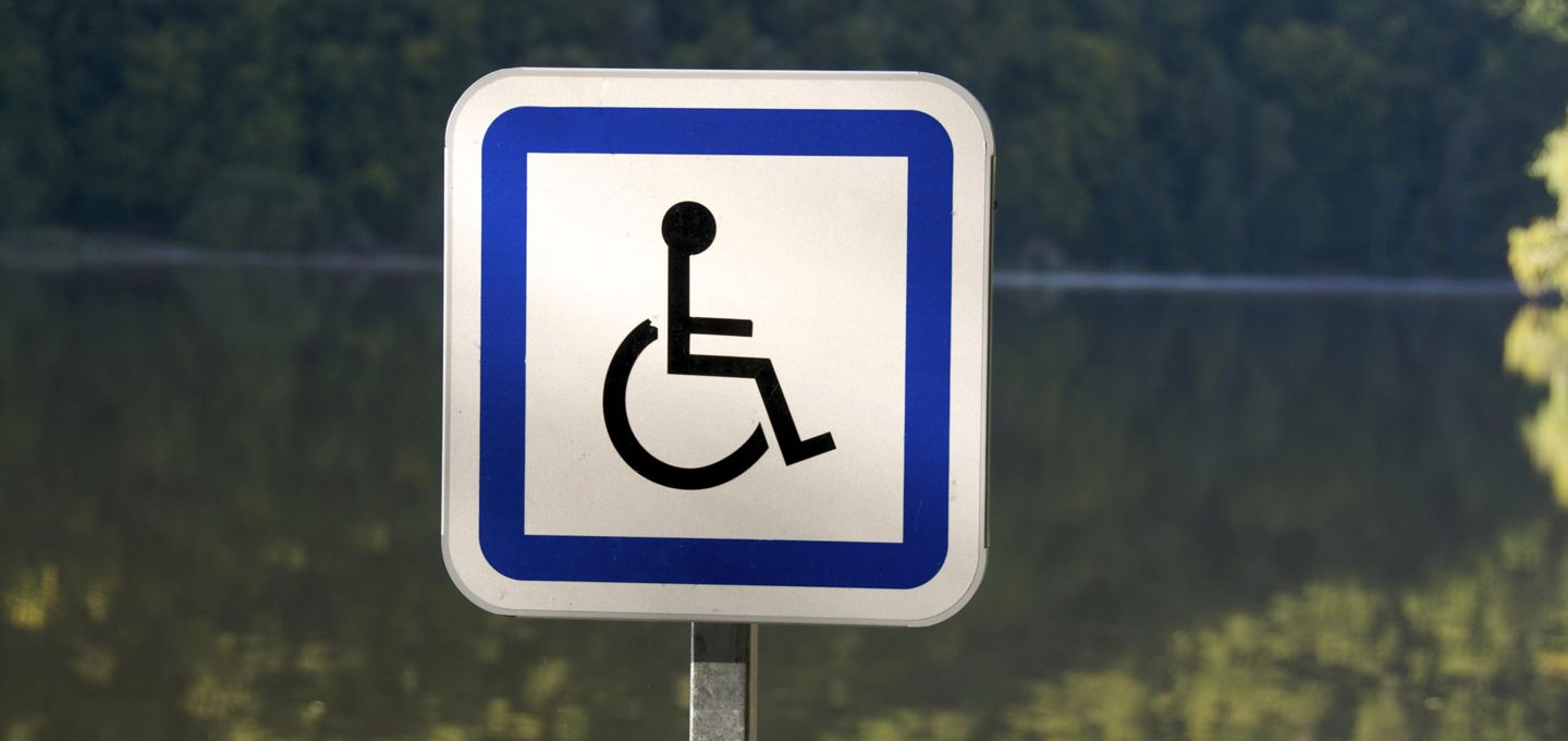 Schild mit Behinderten-Symbol