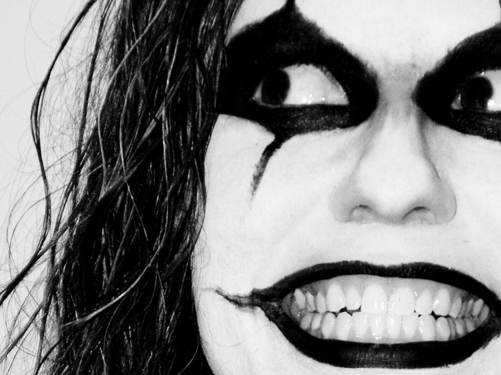 Clown geschminkte Person zeigt Zähne unechtes Lachen