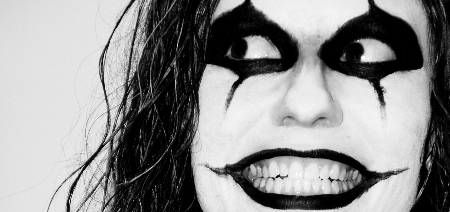 Clown geschminkte Person zeigt Zähne unechtes Lachen